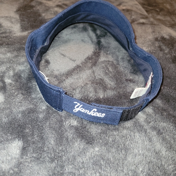 Adjustable Yankees Visor - Picture 3 of 5
